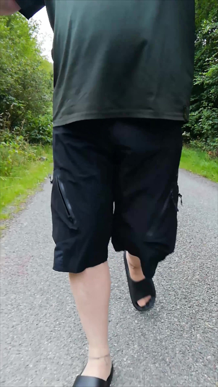 Carmen_Nylonjunge: En pantoufles et chaussettes blanches dans la nature