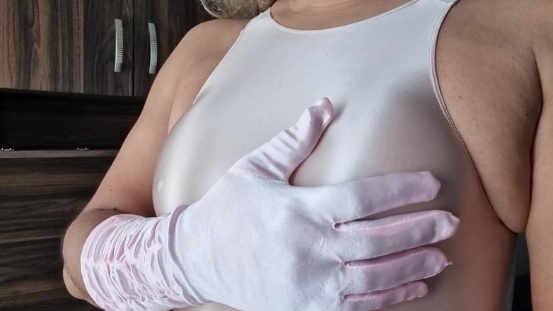 Only bras: Prsa v plavkách