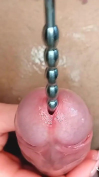 Bloqueando el esperma en una polla orgásmica pulsante