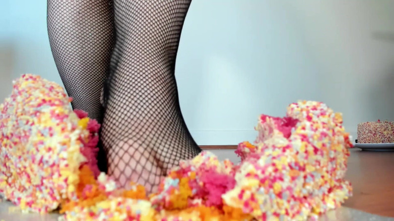 Julie_Bliss: Jätteinnan Julie Bliss straffar tinies