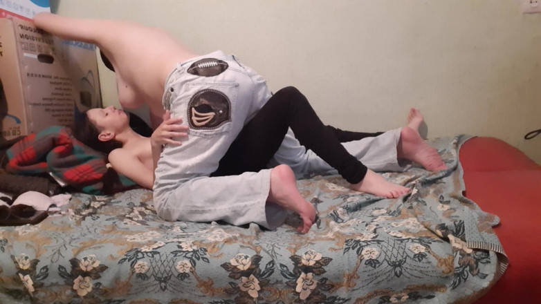Lesbian-candys: Mentre la mia matrigna mi strofina, io lecca i suoi...