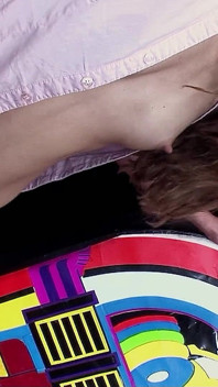 Sex în trei cu o transsexuală se fute cu un tip în cur și ejaculează peste el
