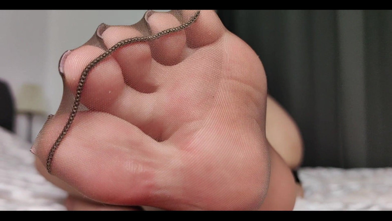 Goddess Lena: pour mes pieds en nylon