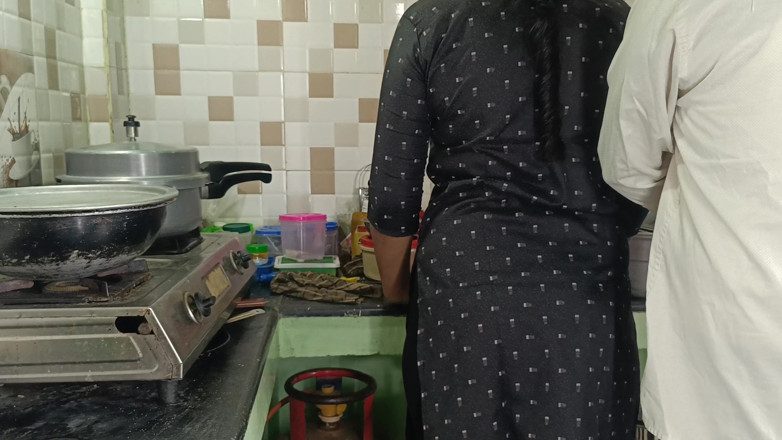 Palani69: Femme au foyer, baise torride dans la cuisine