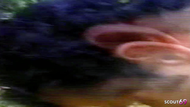 Shemale TS Collection: 金发变性人在树林里被偷偷地干她紧致的菊花