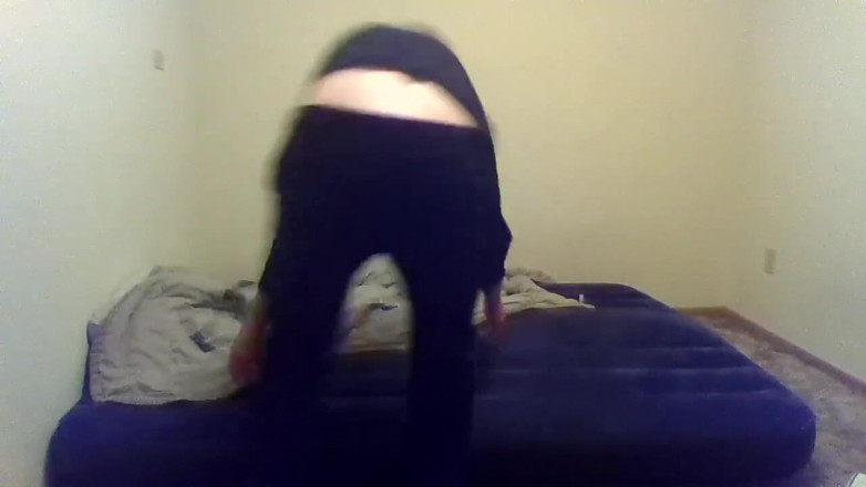 LilTaste: Transgirl vestida esperando un buen pezón y haciendo una cama...