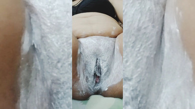 Alexander Robin: Bhabi desi memutuskan untuk membersihkan atau mencukur pepek berbulunya sendiri