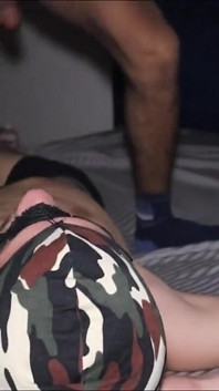 Due uomini si divertono sul letto