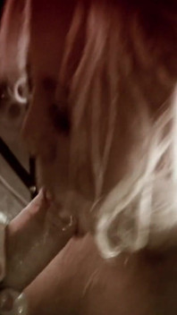 Scène de nourriture drôle - une MILF blonde à forte poitrine en lingerie couverte de savon se fait baiser par une grosse bite