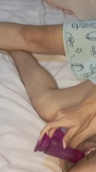 여친이 보지에 딜도를 넣도록 도와줘