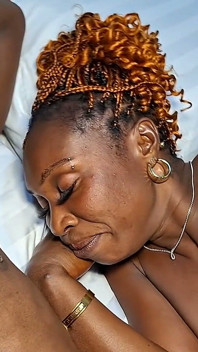 Tante seksi ini dientot habis-habisan sama kontol besar pria kulit hitam sampai meringis keenakan!