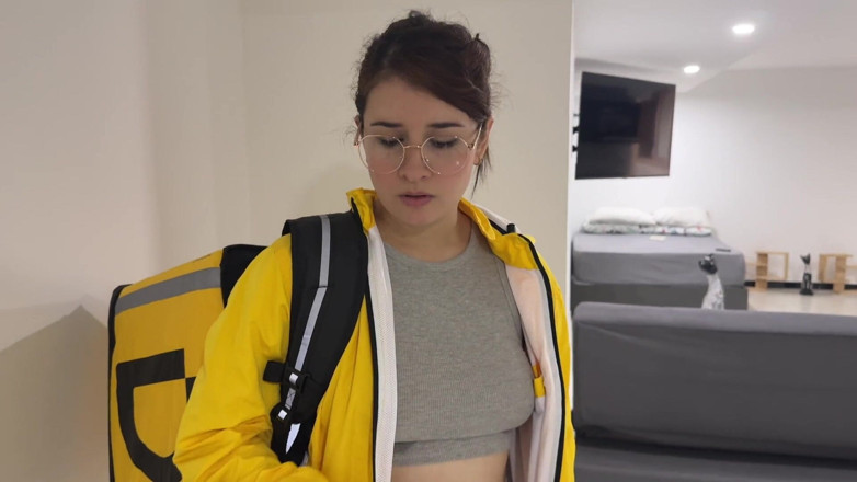 Sweetfantasy131: Livraison à domicile pour le client de Didi sans soutien-gorge