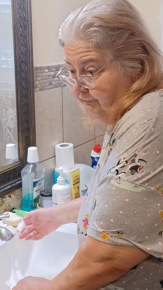 BBW nurse Vicki adventures with friends: 为客户洗我的白色奶奶内裤！