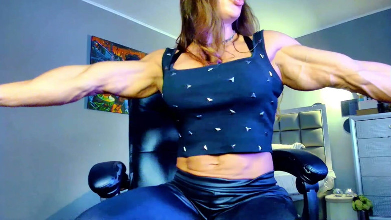 Alesyamuscledoll: More Biceps and Pec Bounce