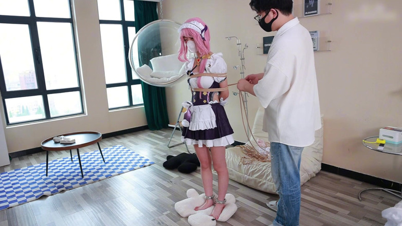 Asian bondage: Boso cosplayowa dziewczyna, nosi kajdany, a ja uwielbiam bawić się...