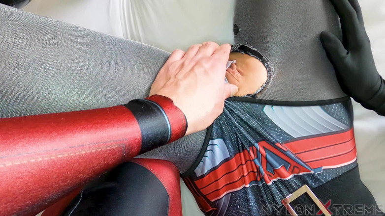 Nylon Xtreme: VEDERE LA PERSOANA 1 - Nora Fox este Batwoman și Futută