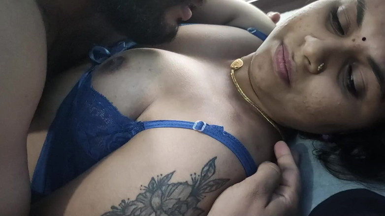 Vaigavarun45: Bikkini Hintli desi seksi sürtük evli kadınla uzun sert sikişiyor