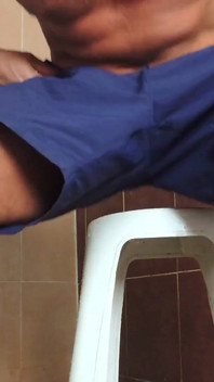 Mencukur pantat kotorku dan kontol membayangkan orang melihatku