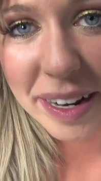 Šťastná blonďatá teenagerka miluje teplé šukání kundičky a sperma na kozy