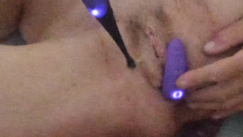 Lizzy Yum: Lizzy Yum sd september 2025 badend masturberend close-up
