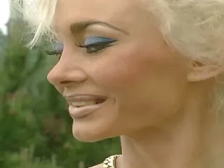 Una milf bionda si fa inculare