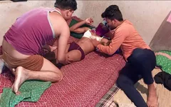 Trio dans un village indien avec une trans