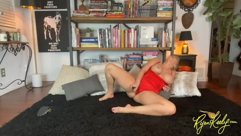 RyanKeely: Tante semok ini lagi asik muasin memeknya sendirian - ryan keely