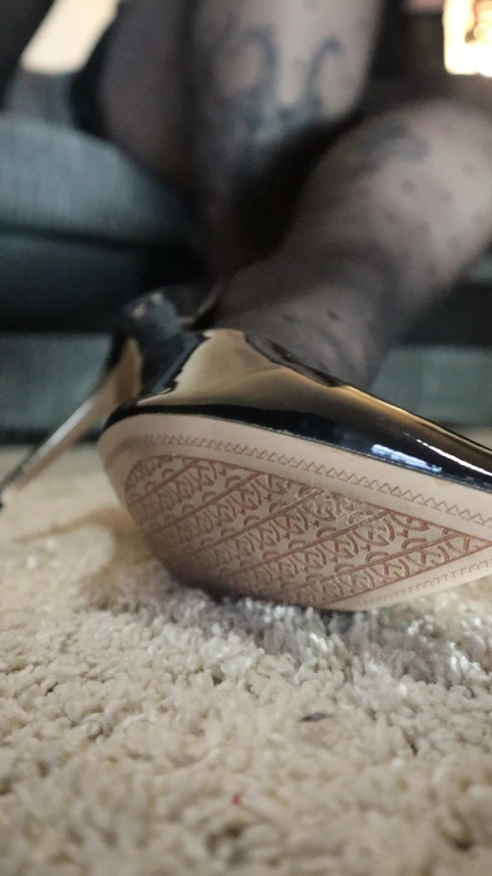 Goddess Kinx: Christen le mie nuove scarpe con la tua lingua