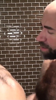 Zonder condoomthathole Damon Andros schuift zijn lange pik in de slanke bodem Stephen Harte