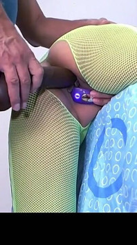 Esposa Excitada Engole Um Enorme Dildo Para Sua Buceta Profunda