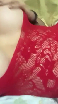 Latina em lingerie vermelha brinca com sua buceta e dedos ela mesma - colomperx