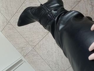 Ferreira studios: Brincando com minhas botas de couro pretas