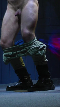 Zeus Ass Spanking dengan Gari
