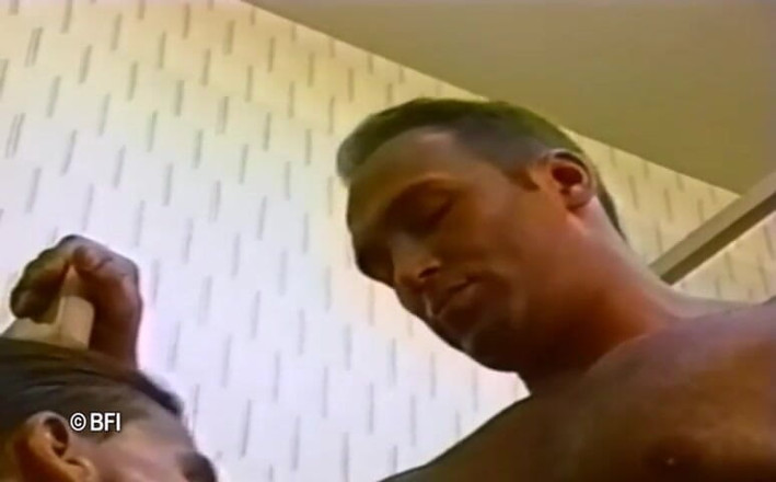 Bad Boys bedroom stories: Gay la gaura din zid - gloryhole.