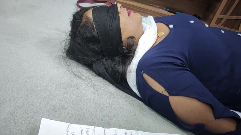 Vaigavarun45: Blinfdfolded妻は、夫の友人と夫からの驚きの結婚記念日の贈り物を共有します