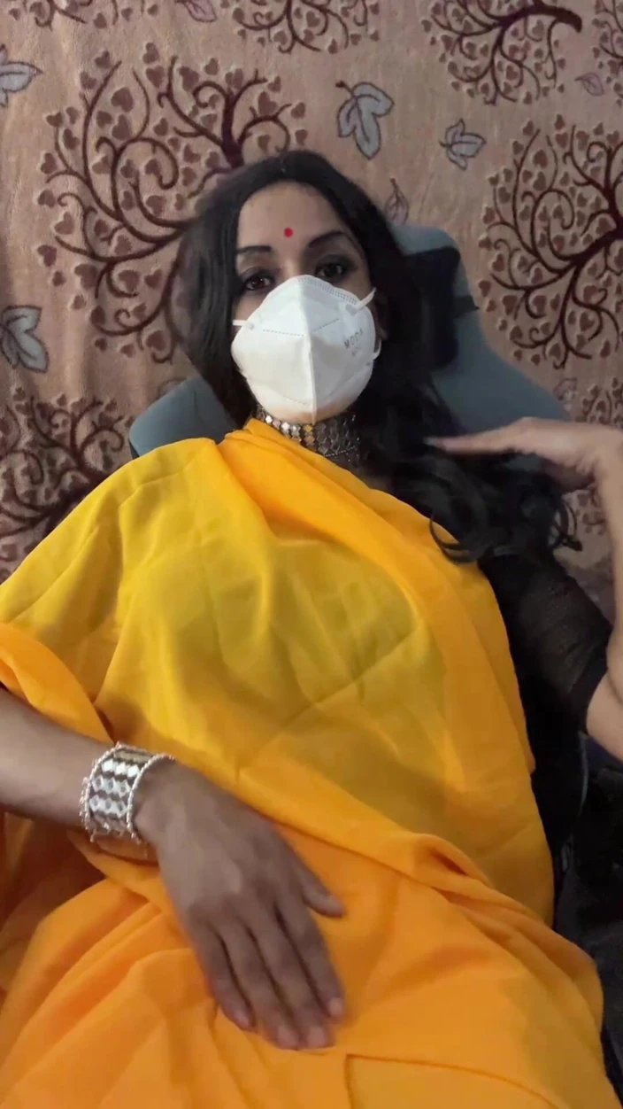 Anushka Crossy: Crossdresser Jerking off in Saree