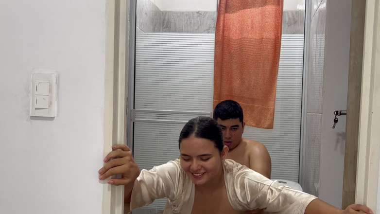 MaRaSexx: Me Pilló Mi Hermanastra Viéndola En La Ducha Y Me...