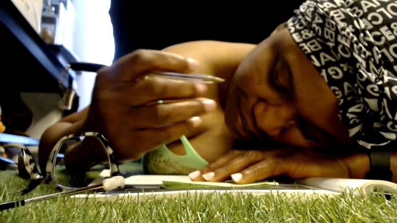 Maeling: Estudante dentro de casa, crescimento da grama - esta isworship, esta...