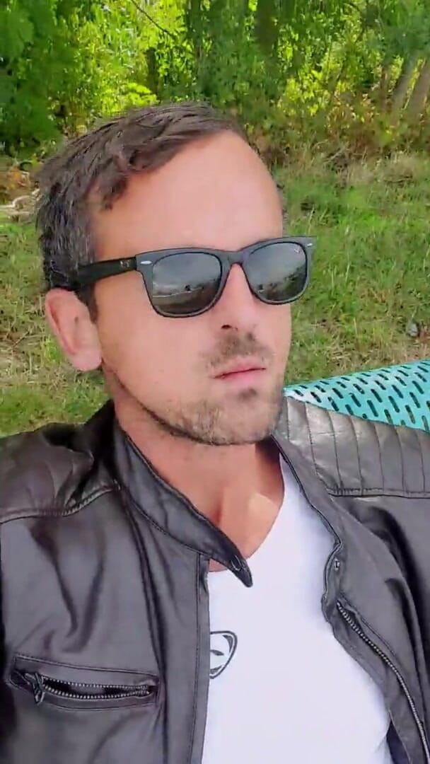 Slutboyben: Slutboyben Cam4 diekspos di depan umum di daerah pesiar