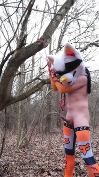 Twink trẻ trói buộc đi tiểu trong rừng