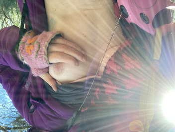 MistressWriggler: कामुक सौतेली चोदने लायक मम्मी लोकप्रिय टूरिस्ट ट्रेल पर अपनी चूत के साथ खेलने के लिए अपने साइडकिक पर चलते हुए अपनी पैंट नीचे खींचती है