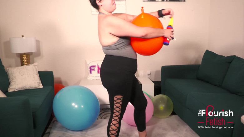 The Flourish XXX: Wytrysk squirting przez butt plug betty