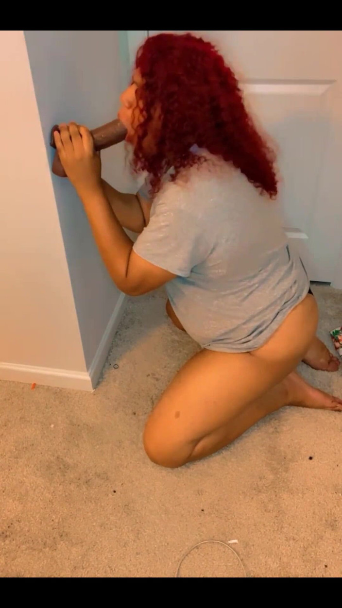 Hicktown_hoochi: 在我的膝盖上吮吸大黑屌假阳具