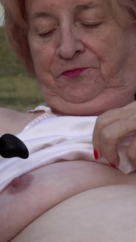 Dikke buik 83-jarige oma eerste openbare anale ervaring