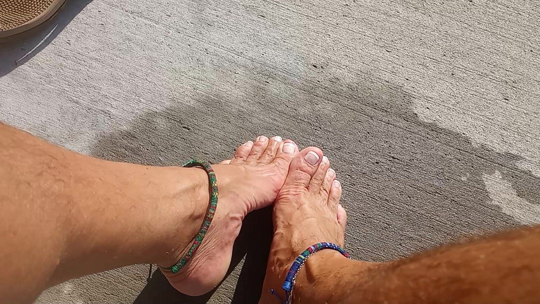 Midsouth Foot Fetish: Adakah Awak Suka Lelaki Dengan Kaki Berkayuh?