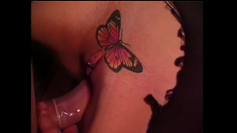 Vintage Usa: Sexy servírka má tatto a piercing na kundičce a velký...