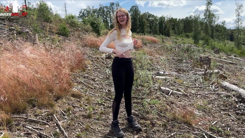Bikergirl_97: Outdoor-pissen Während Einer Wanderung Mit Toller Aussicht!