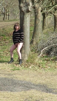 Caminando desnudo por el campo. Madura tímida rubia amateur se desnuda