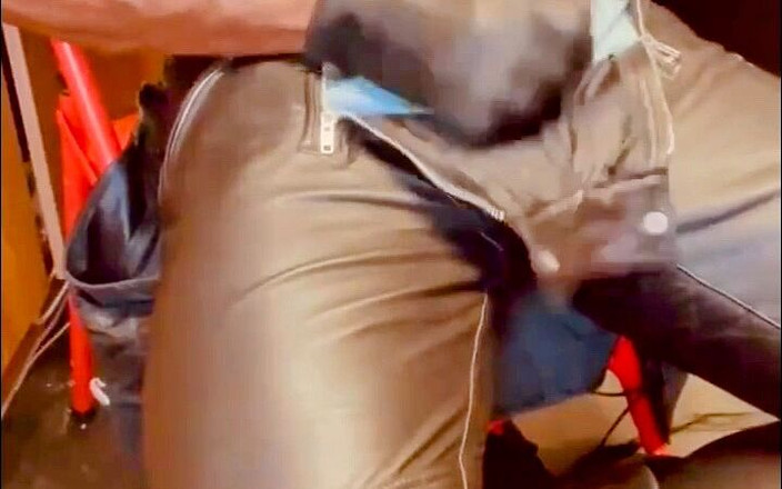 Black mature kinky muscle: 热辣的皮衣黑色肌肉奶子和鸡巴被内射