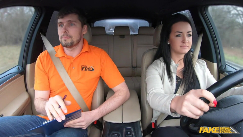 Fake Driving School: Un apprenant se penche et se fait baiser